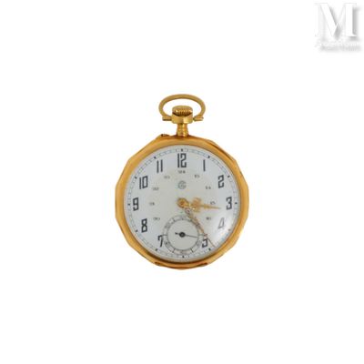 une montre de poche en or avec un cadran blanc sur fond blanc