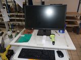 un bureau d'ordinateur sur lequel se trouvent un écran, un clavier et une souris