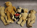 de nombreuses peluches assises toutes ensemble par terre