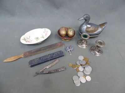 beaucoup d'objets en argent sur la table