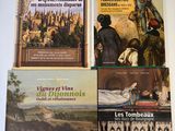 trois livres sur une table blanche sur fond blanc