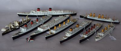 de nombreuses maquettes de bateaux posées sur une table