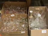 deux boîtes de verres à vin vides posées sur une table