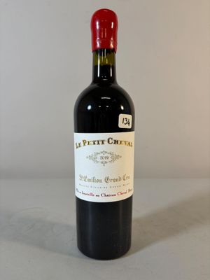 une bouteille de vin posée sur une table