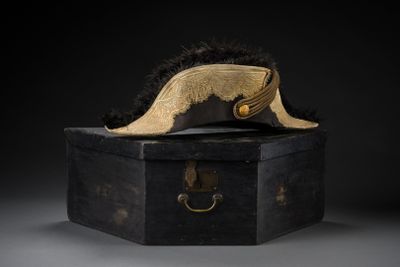une image représentant un chapeau posé sur une boîte noire