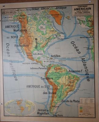 une carte des Amériques accrochée au mur