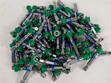 une pile de Lego verts et bleus posée sur une table