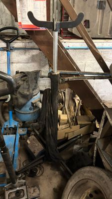 une image d'un homme travaillant sur une machine dans un garage