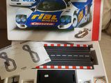 une boîte contenant une maquette de voiture de course