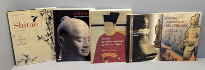 plusieurs livres sont alignés sur une table