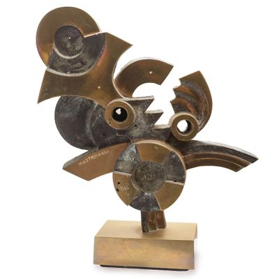 sculpture représentant un oiseau sur un socle en bois, sur fond blanc