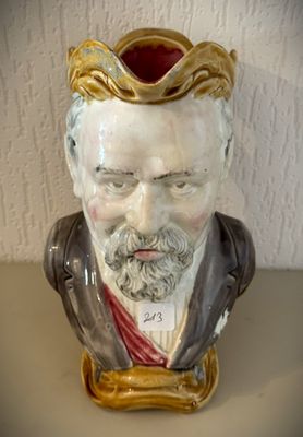 un buste en céramique représentant un homme barbu et moustachu