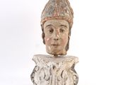 statue d'un homme coiffé d'un chapeau, posée sur un socle