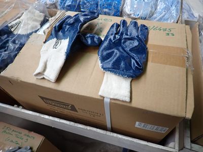 une boîte de gants et une paire de gants posés sur une étagère