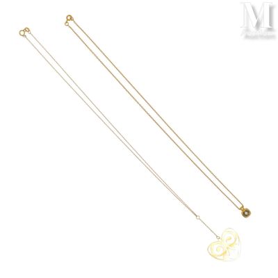 deux colliers en or et une boule en or sur fond blanc