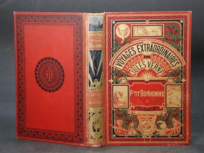 un vieux livre à la couverture rouge posé sur une table