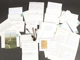 une pile de papiers et un stylo posés sur une table