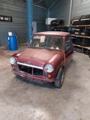 une voiture rouge garée dans un garage