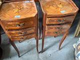 deux tables en bois avec des tiroirs et un miroir à l'arrière-plan