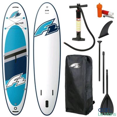 un gros plan sur une planche de surf avec des pagaies et un sac