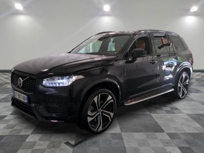 Le SUV Volvo noir est garé dans une pièce au sol carrelé.