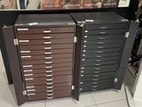 de nombreux tiroirs qui se trouvent dans le magasin