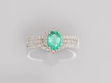 une bague en émeraude et diamant