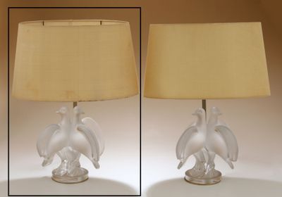 une paire de lampes de table en verre blanc avec un abat-jour beige