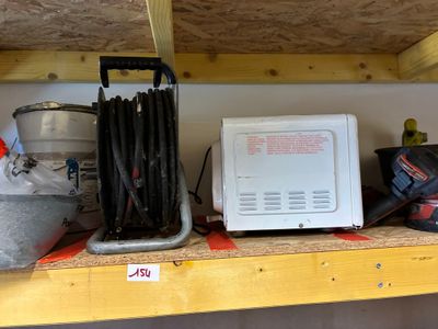 un micro-ondes posé sur une étagère dans une pièce
