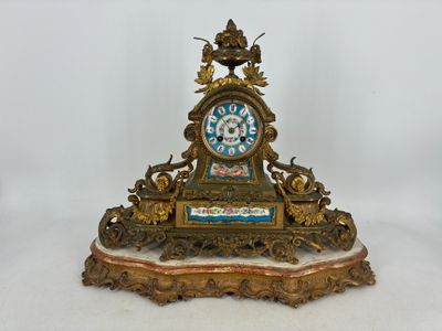 une horloge posée sur une table