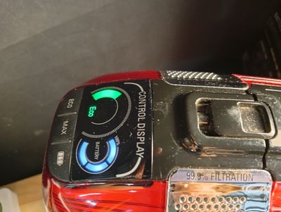 un gros plan d'un téléphone portable posé sur une table