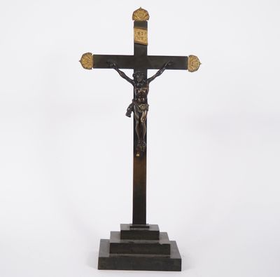 Crucifix Restauration en bronze patiné et doré.