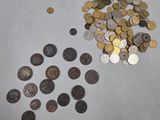 beaucoup de pièces qui sont sur la table