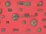 une photo d'une vitrine rouge contenant de nombreux objets en métal