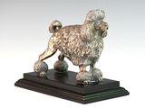 statue d'un caniche posée sur un socle noir, sur fond blanc
