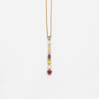 un collier en or orné de pierres multicolores et de perles