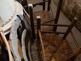 plusieurs chaises disposées les unes à côté des autres dans une pièce