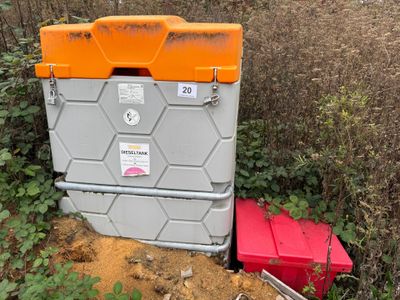 une boîte orange et grise posée par terre à côté d'une boîte rouge