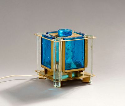 Lampe à poser moderniste en verre coloré et laiton. - Photo 1