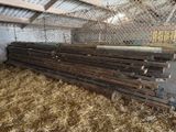 plusieurs morceaux de bois sont empilés les uns sur les autres dans une grange