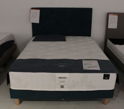 deux lits placés l'un à côté de l'autre dans une chambre