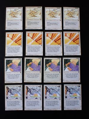 les cartes sont posées sur une table noire avec un fond noir