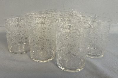 six verres alignés sur une table