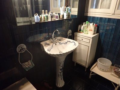 une salle de bains équipée d'un lavabo, d'un miroir, de toilettes et d'autres éléments