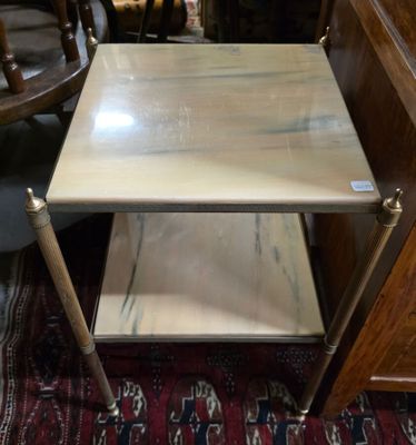 une petite table avec un plateau en verre