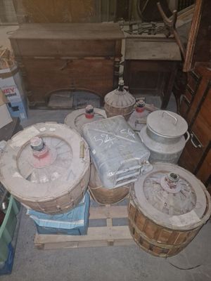 beaucoup d'objets qui se trouvent sur le sol de la pièce