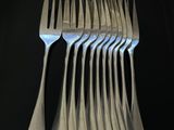 tout un tas de fourchettes posées sur une table
