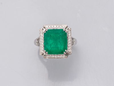 une bague en émeraude et diamant