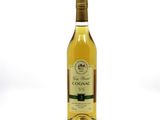 la bouteille de vin blanc est posée sur une surface blanche