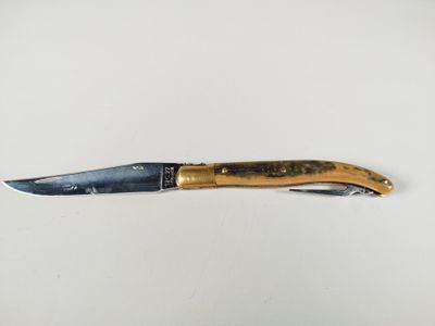 l'image d'un couteau sur une surface blanche